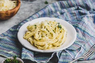 Fettuccine Alfredo: Rychlé těstoviny, které zvládnete připravit jen ze 3 surovin