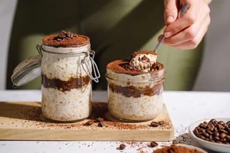 Tiramisu k snídani? Tuto ovesnou kaši, která se připraví přes noc skoro sama, si můžete dát úplně bez výčitek